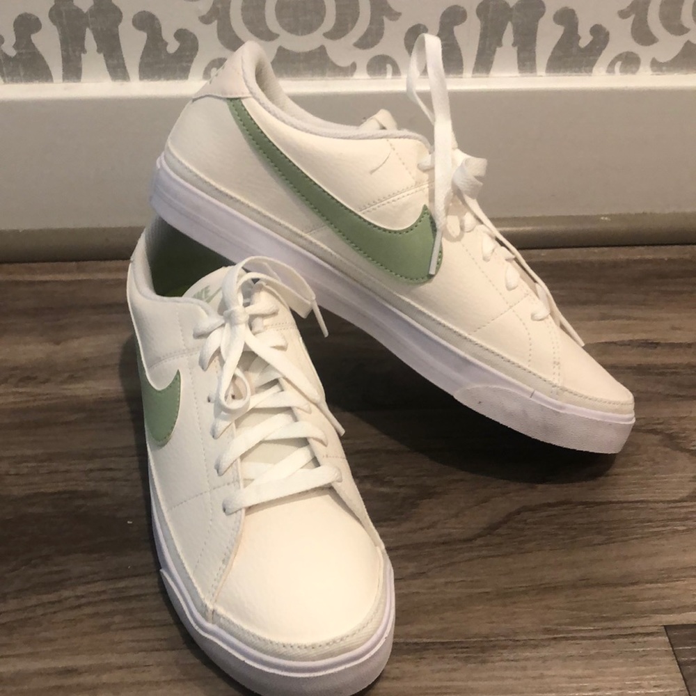 New Nike Women’s Court Legacy